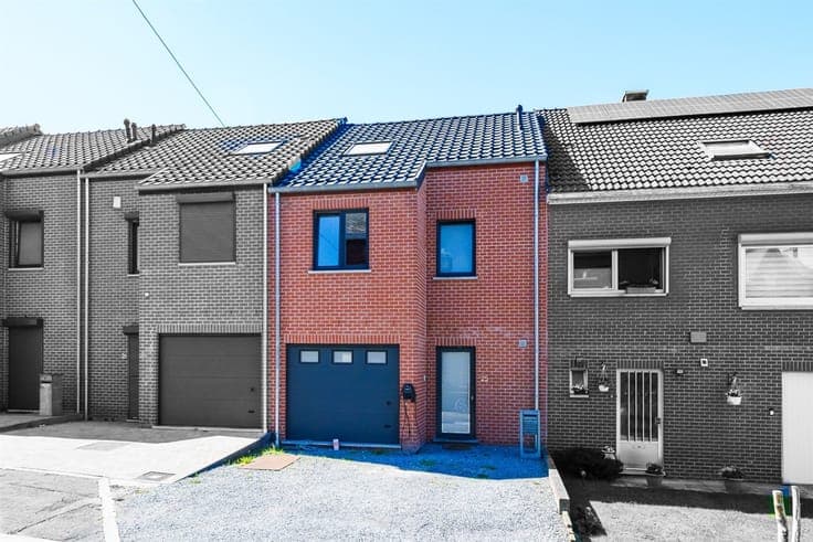 Beautiful two-sided house with a garage and garden