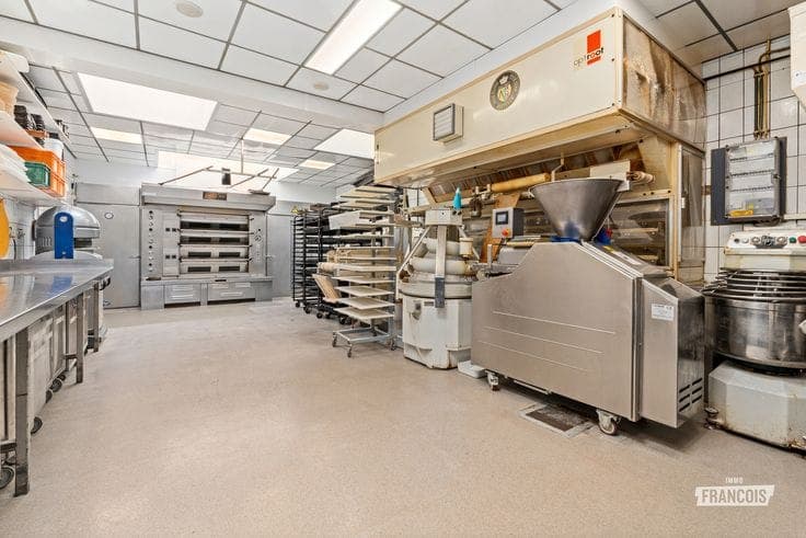 Spacious commercial property with operating bakery and livi…