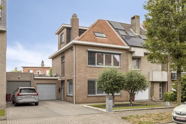 Bright semi-detached house with garden and 5 bedrooms in Sch