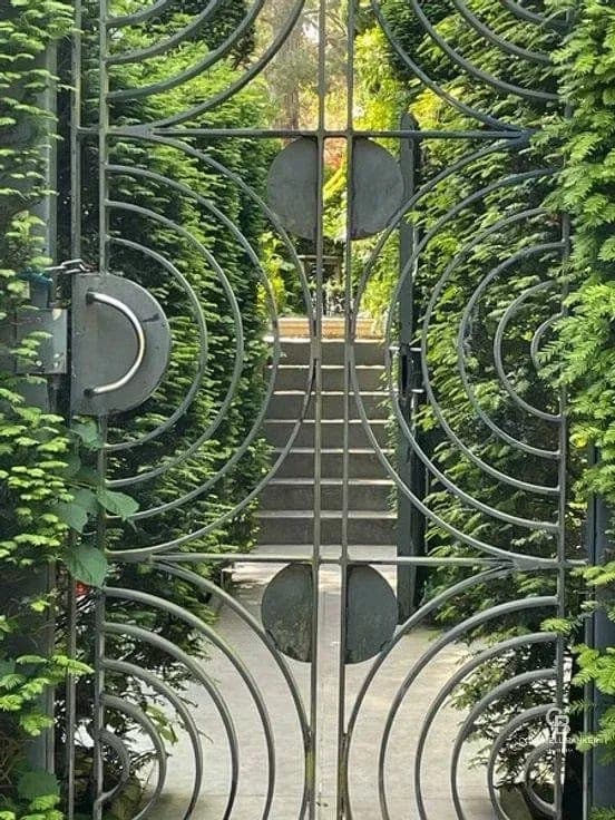 Superb villa of 550m² on magnificent grounds of 23 ares.