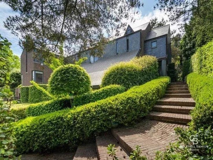 Superb villa of 550m² on magnificent grounds of 23 ares.