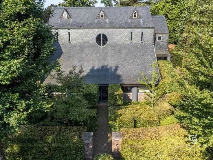 Superb villa of 550m² on magnificent grounds of 23 ares.