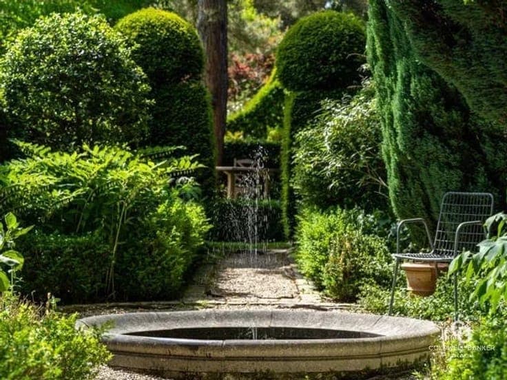 Superb villa of 550m² on magnificent grounds of 23 ares.