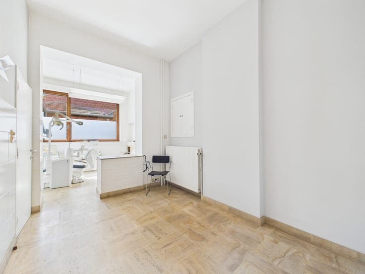 HOUSE + PROFESSIONAL SPACE, 2 BEDROOMS & GARAGE