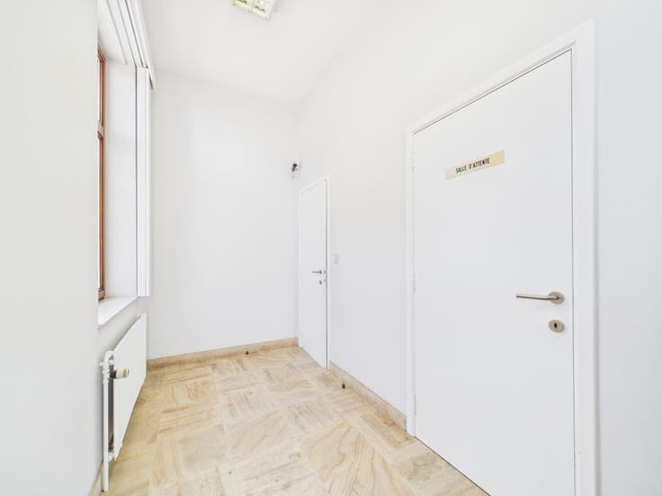 HOUSE + PROFESSIONAL SPACE, 2 BEDROOMS & GARAGE