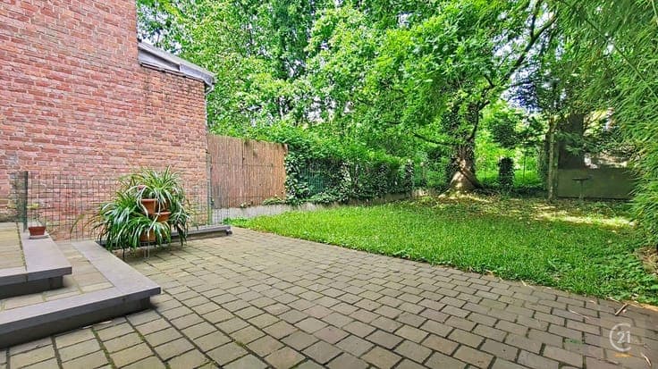 Spacious 6-bedroom bel-etage house with garden and garage