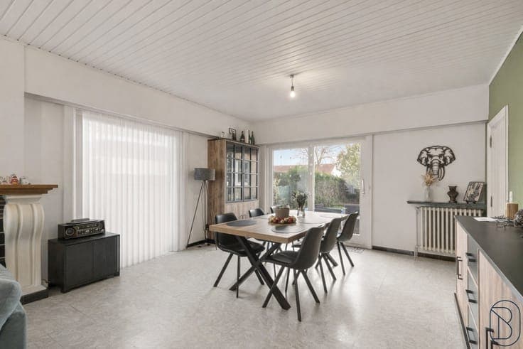 spacious and quietly located single-storey family home