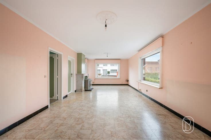 Quietly located 3-bedroom house with a large yard