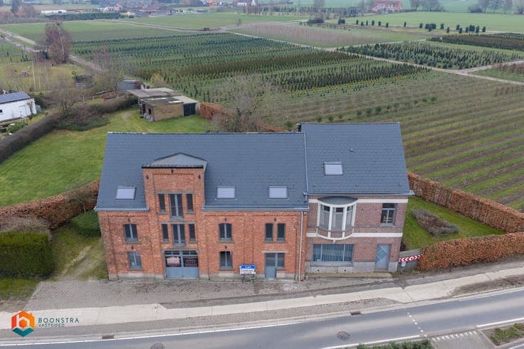 Zonevreemde woning met magazijn te Putte