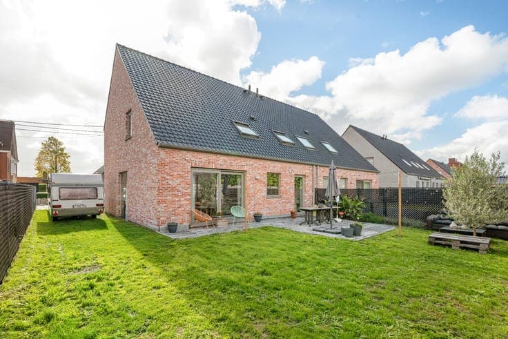 Ready-to-move-in semi-detached house with 4 bedrooms, garag