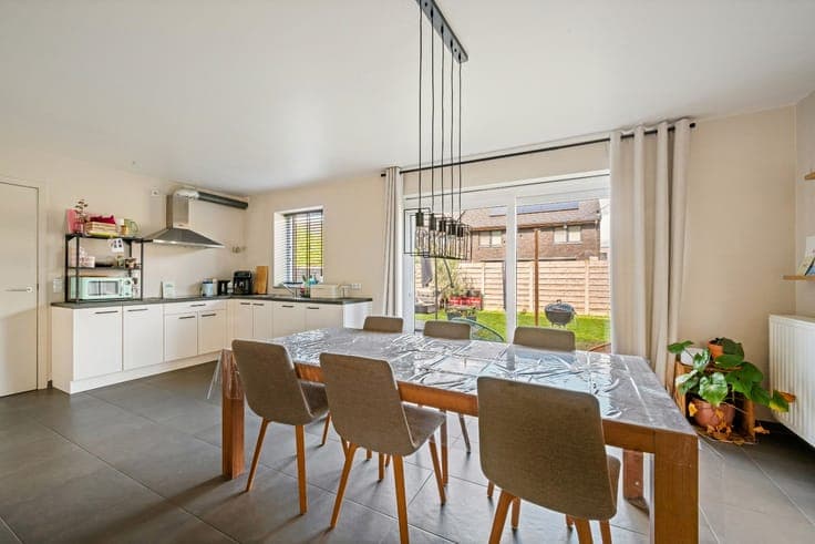 Ready-to-move-in semi-detached house with 4 bedrooms, garag