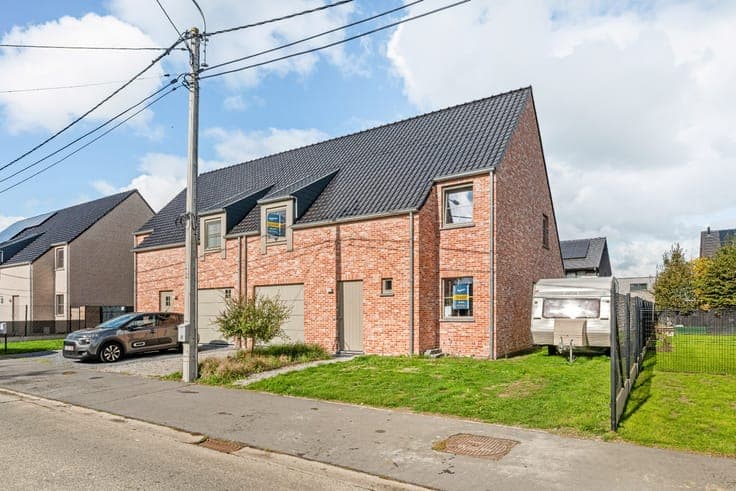 Ready-to-move-in semi-detached house with 4 bedrooms, garag