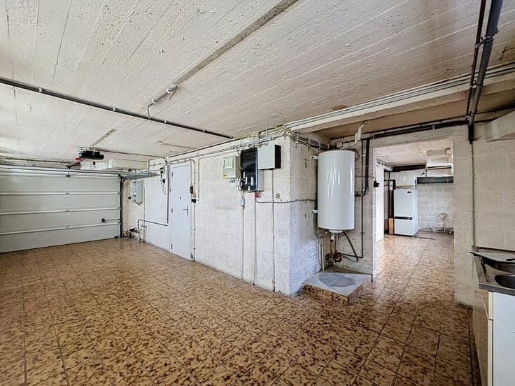 Maison 3 façades, 2 chambres avec 3 garages et un extérieur