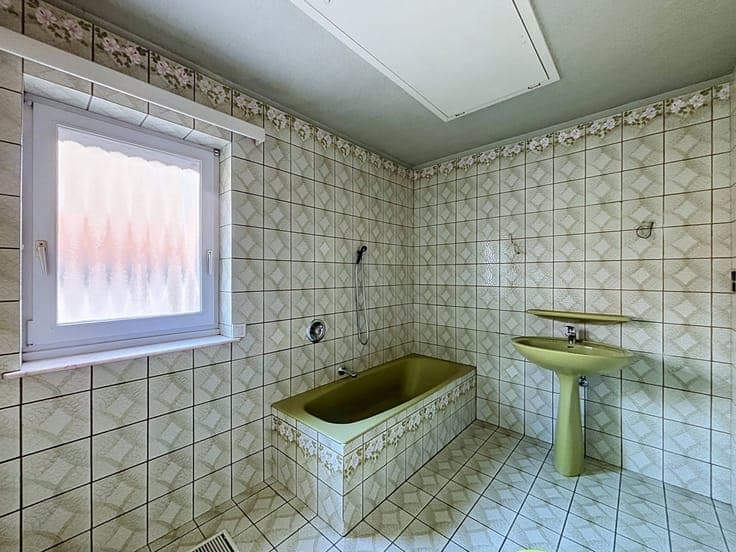Maison 3 façades, 2 chambres avec 3 garages et un extérieur