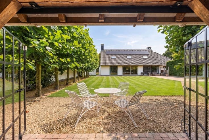Spacious villa with 4 bedrooms, a double garage, and a styli