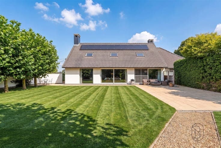 Spacious villa with 4 bedrooms, a double garage, and a styli
