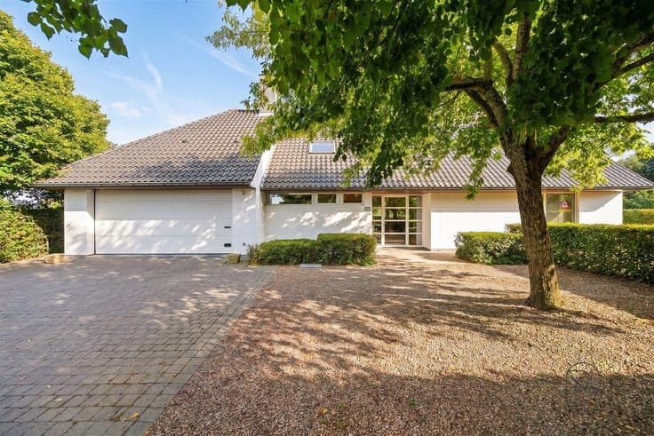 Spacious villa with 4 bedrooms, a double garage, and a styli