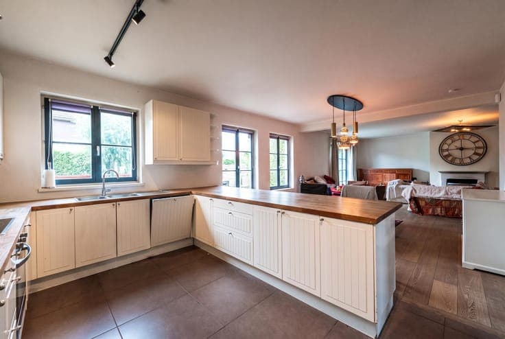 BEAUTIFUL HOUSE (4 BEDROOMS/3 BATHROOMS/PARKING) +/- 254 m²