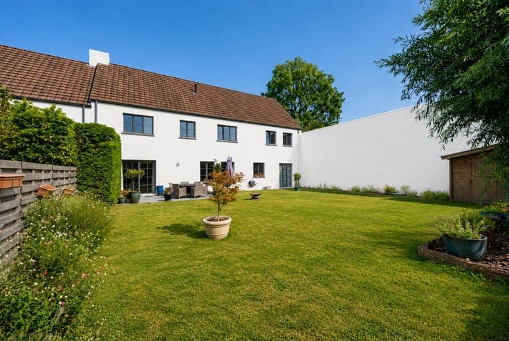 BEAUTIFUL HOUSE (4 BEDROOMS/3 BATHROOMS/PARKING) +/- 254 m²