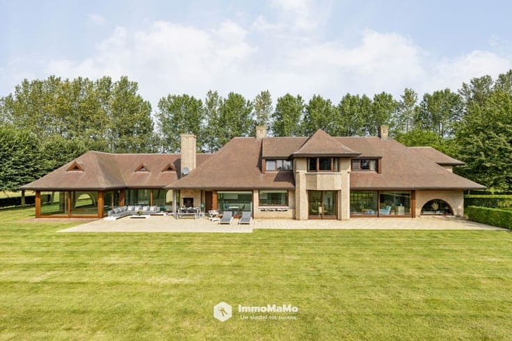 UNIEKE VILLA MET BINNENZWEMBAD EN PAARDENSTALLEN OP EEN T...