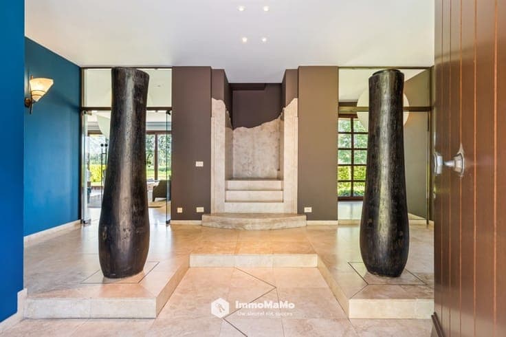 UNIEKE VILLA MET BINNENZWEMBAD EN PAARDENSTALLEN OP EEN T...