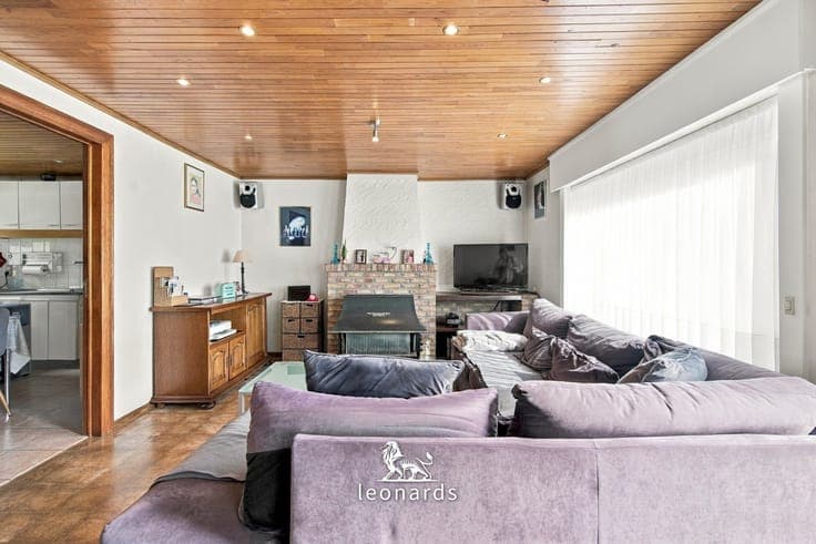 home with large garden in prime Deerlijk location