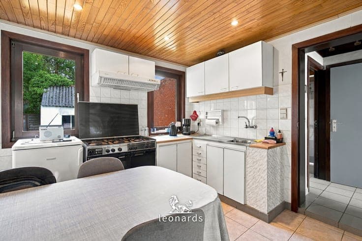 home with large garden in prime Deerlijk location