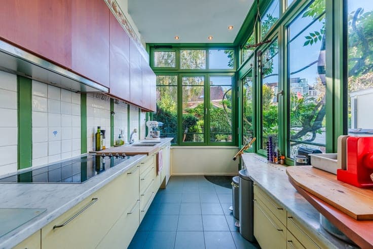 House with a south-facing garden, steps from Place Brugmann