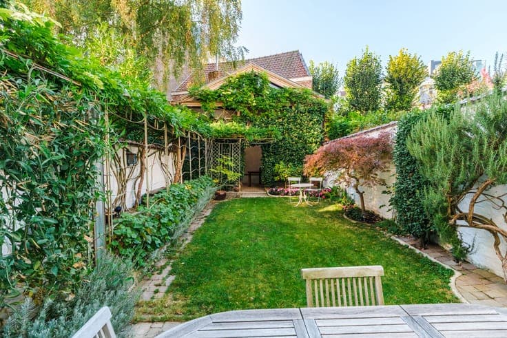 House with a south-facing garden, steps from Place Brugmann