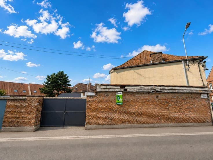 Spacious semi-detached house with 6 bedrooms and 282 sqm of