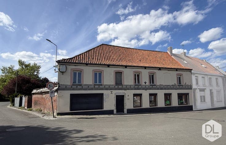 Spacious semi-detached house with 6 bedrooms and 282 sqm of