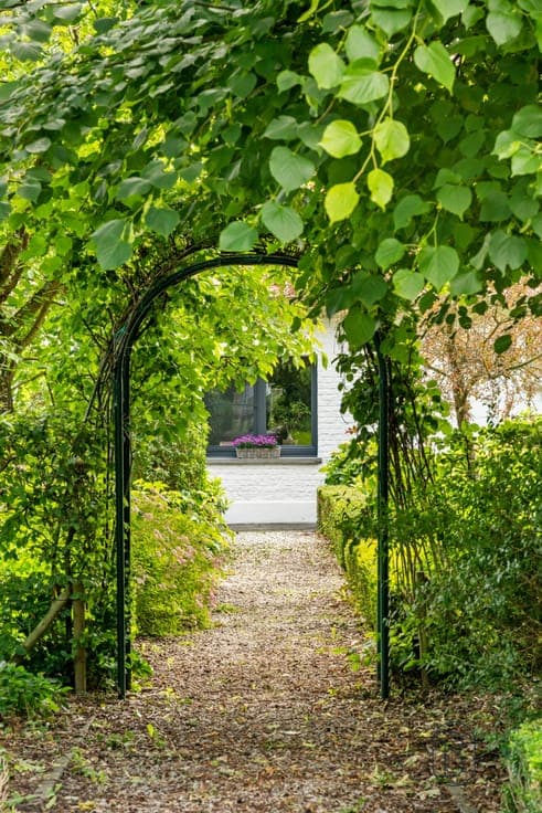 Character house with garden, pond and privacy