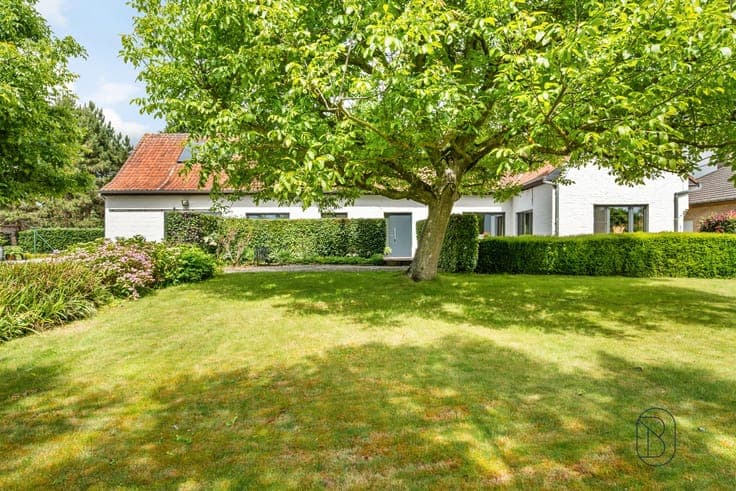 Character house with garden, pond and privacy