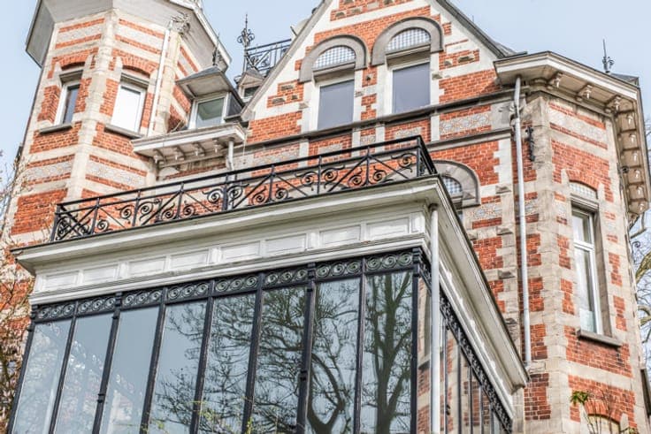 Early 20th-century residence on a 77-are park