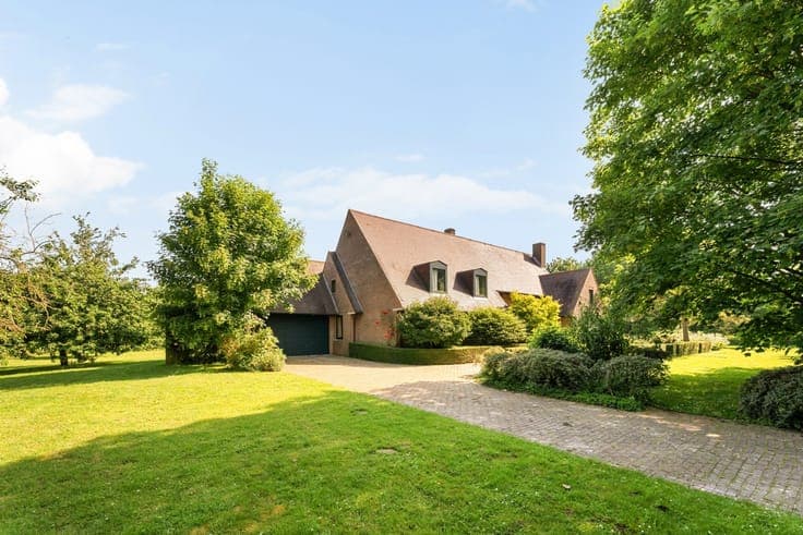 Exclusive villa along a scenic Scheldt branch