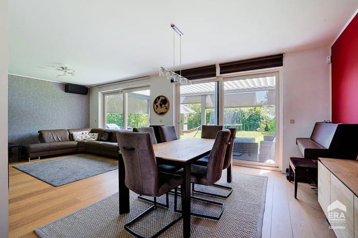 STUNNING THREE-SIDED SEMI-DETACHED HOME WITH A SEPARATE PROF