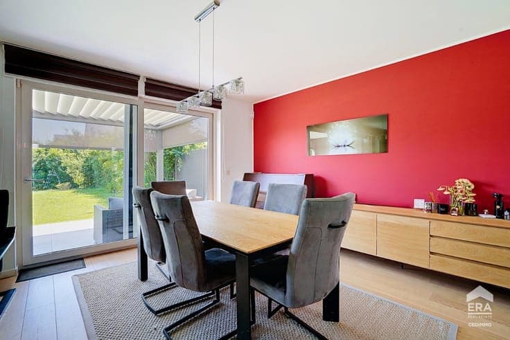 STUNNING THREE-SIDED SEMI-DETACHED HOME WITH A SEPARATE PROF