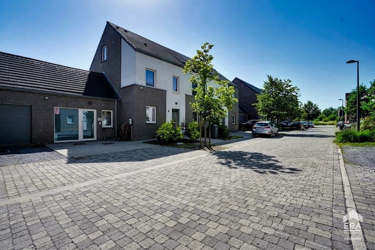 STUNNING THREE-SIDED SEMI-DETACHED HOME WITH A SEPARATE PROF