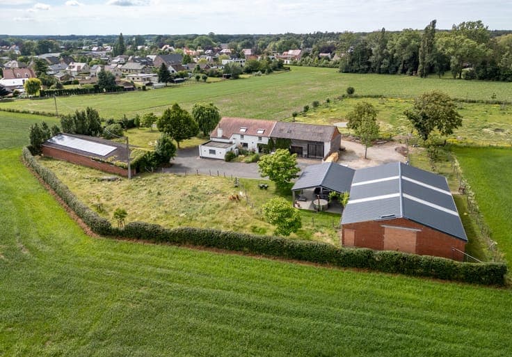 Karaktervolle landelijke hoeve met loods, stalling en uit...