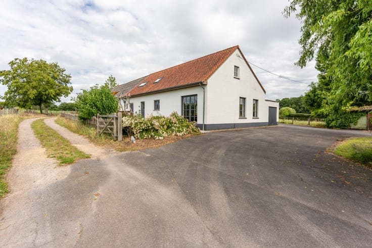 Karaktervolle landelijke hoeve met loods, stalling en uit...