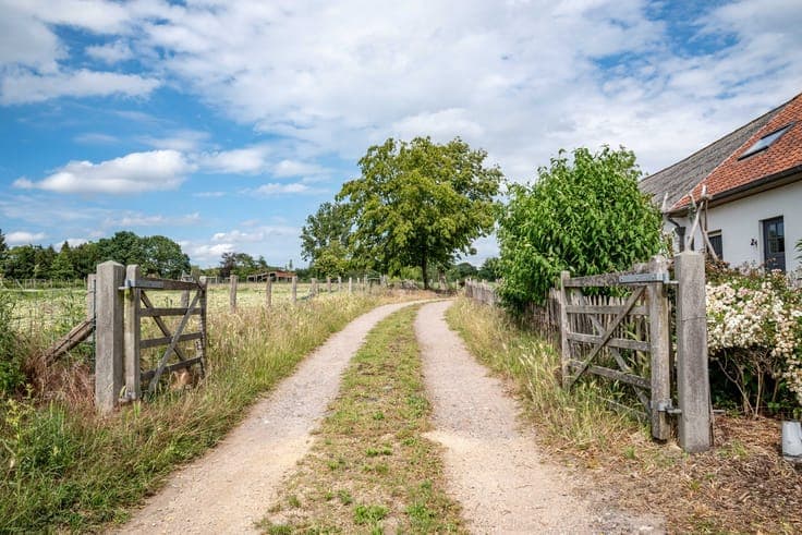 Karaktervolle landelijke hoeve met loods, stalling en uit...
