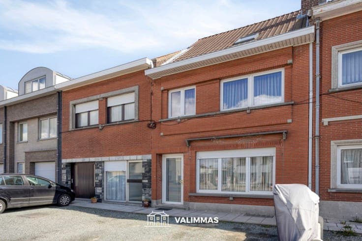 Gerenoveerde, instapklare rijwoning met 2 parkeerplaatsen...