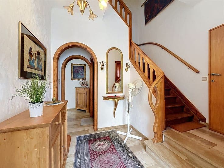 Immeuble composé d'un commerce et d'une maison avec jardin