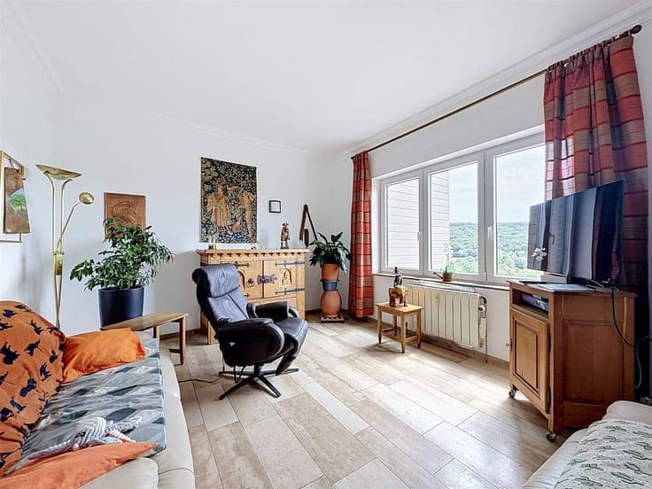 Immeuble composé d'un commerce et d'une maison avec jardin