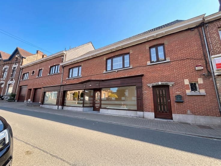 Immeuble composé d'un commerce et d'une maison avec jardin