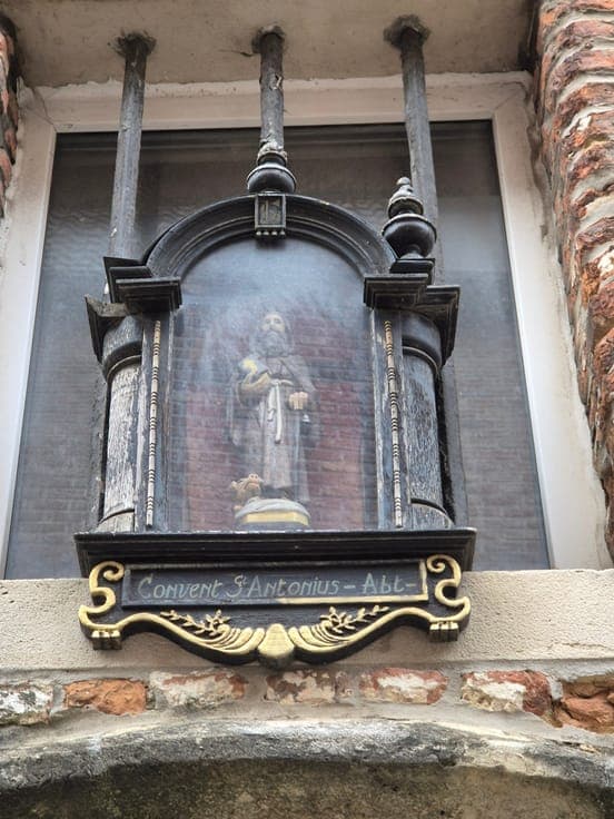 17th-century beguinage home with garden & garage