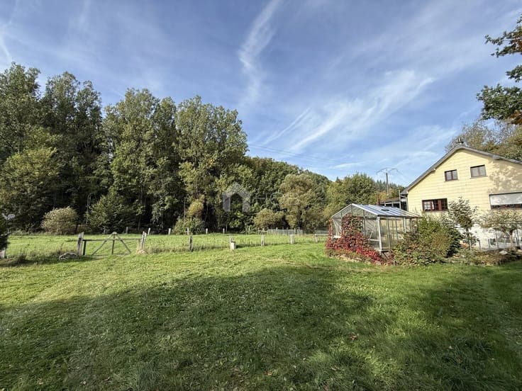 House with a large plot and a versatile hall in Oudler