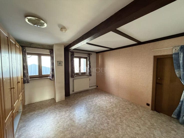 House with a large plot and a versatile hall in Oudler