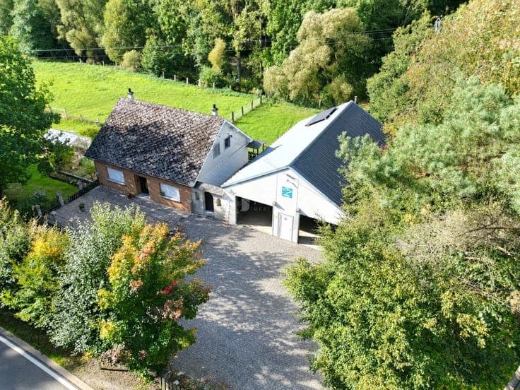 House with a large plot and a versatile hall in Oudler