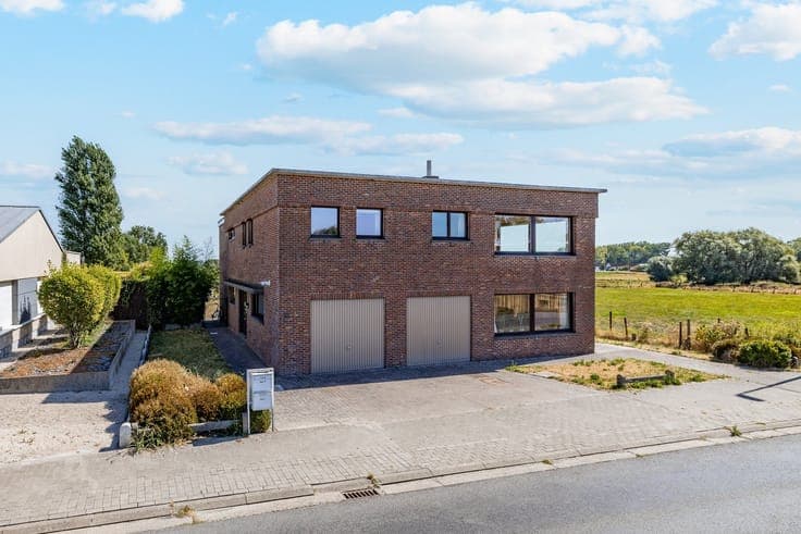 Zeer ruime woning met twee wooneenheden en prachtig landelij